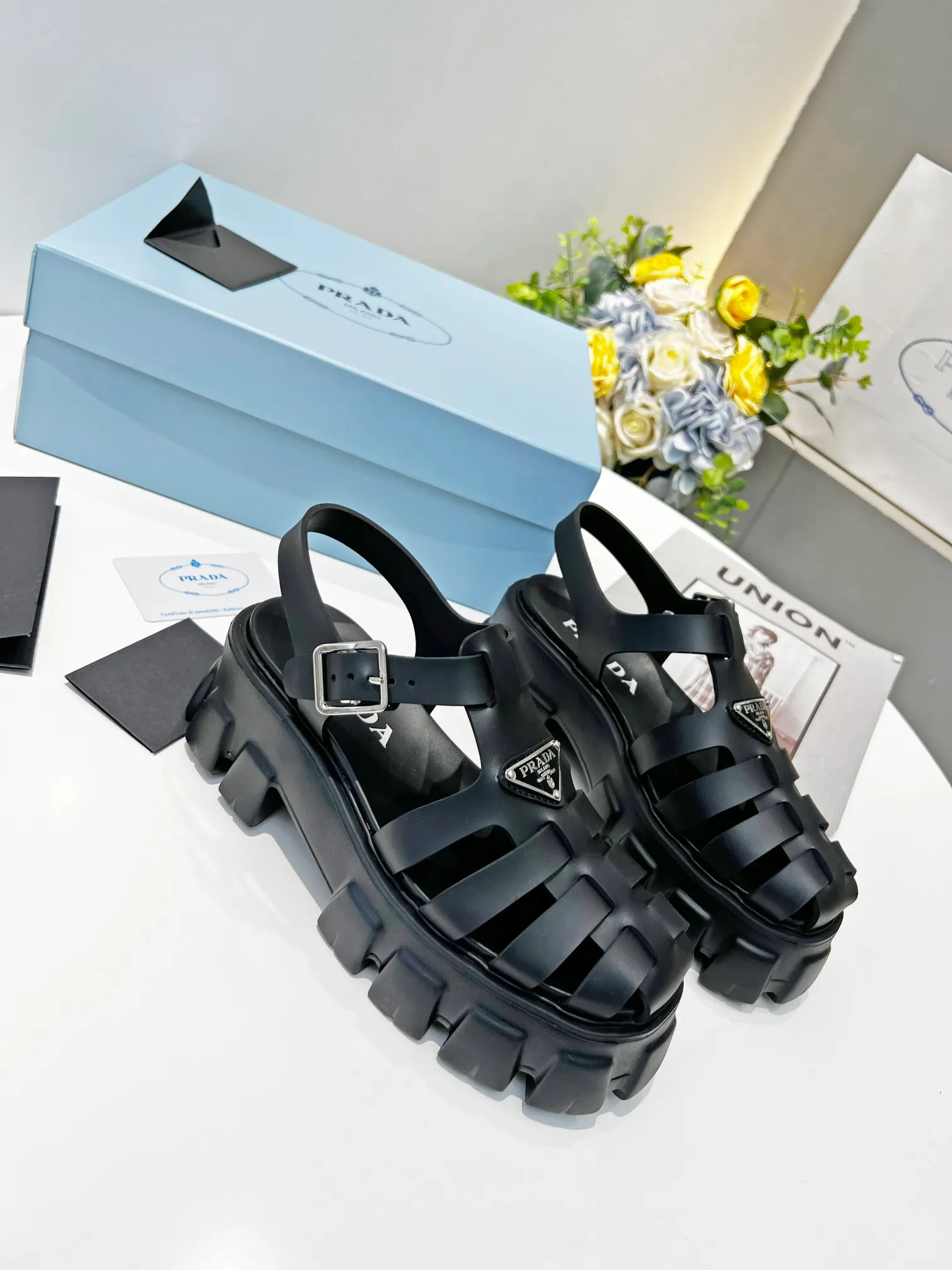 👟👟Ex-factory price 460👟👟 Women's shoes, women's clothing, women's shoes, women's clothing, women's shoes, women's clothing, super popular prada Prada 2022 latest spring and summer zigzag Roman braided thick-soled rubber sandals E64. Retro, fashionable and avant-garde gears with 55mm thick soles and rubber uppers make the whole pair of shoes light and comfortable. Bright colors provide a variety of choices for fashionable people with different styles! The iconic metal triangle logo is paired with the shape of ancient beach sandals. Every design element is fashionable! Code number 35-40